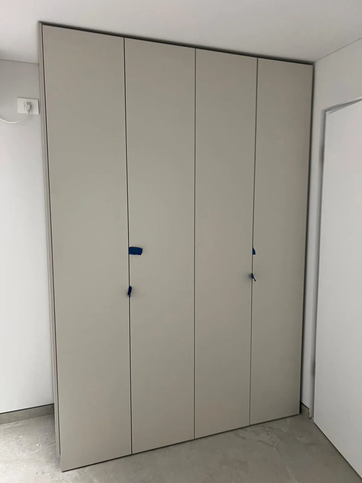 ארון ארבע דלתות עד התקרה — רהיטים