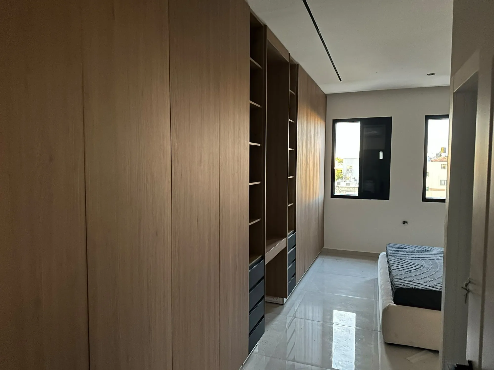 קיר ארונות אלון עם נישת הלבשה — רהיטים (2)