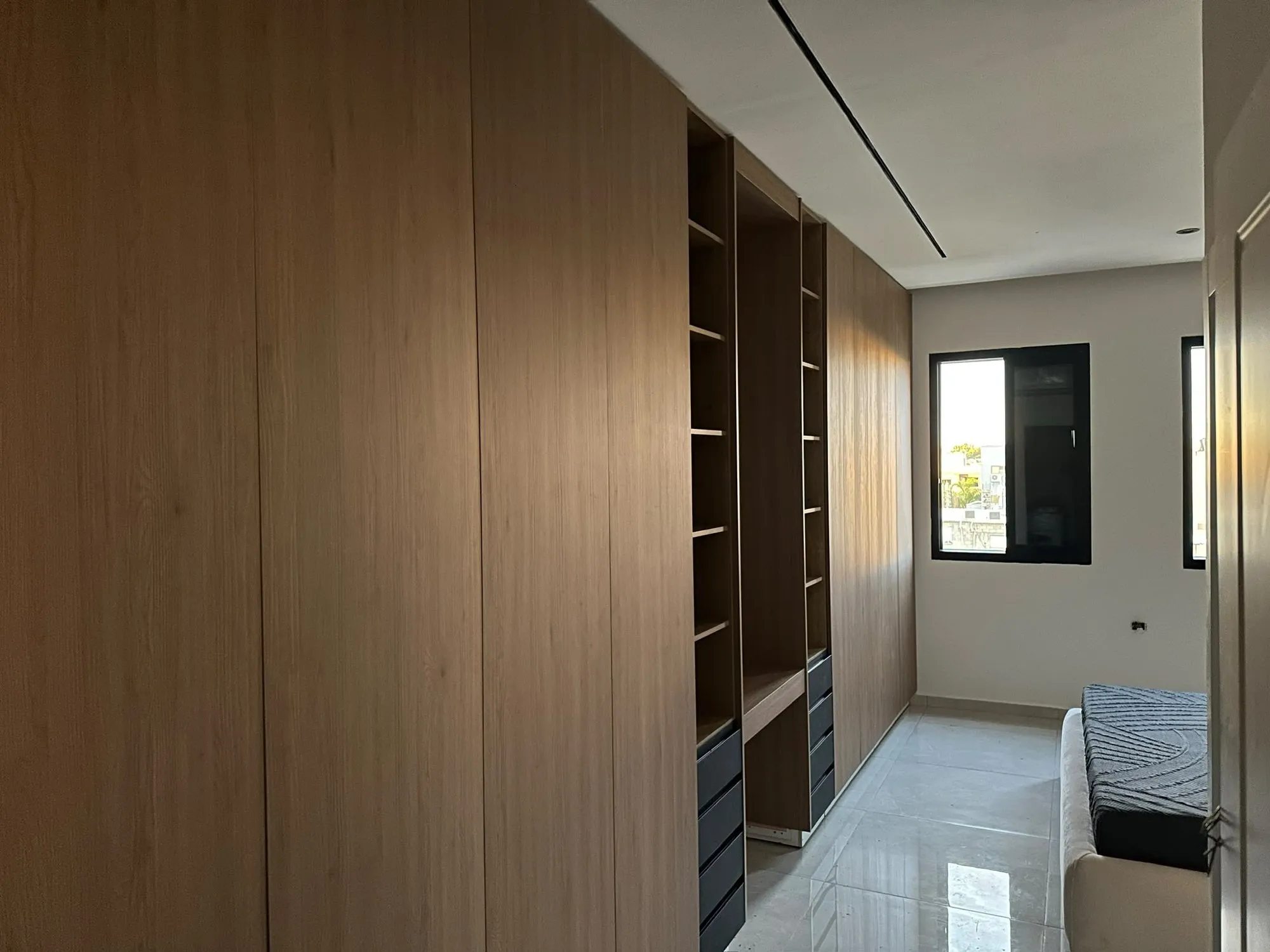 קיר ארונות אלון עם נישת הלבשה — רהיטים (3)
