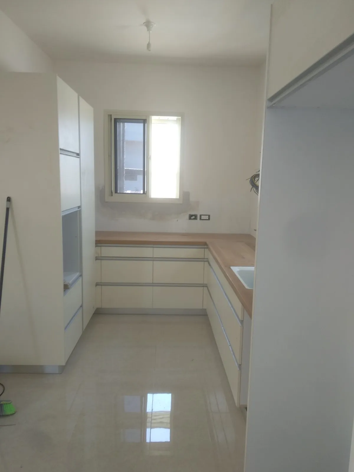 מטבח לבן עם משטח עבודה בגוון עץ — מטבחים (2)