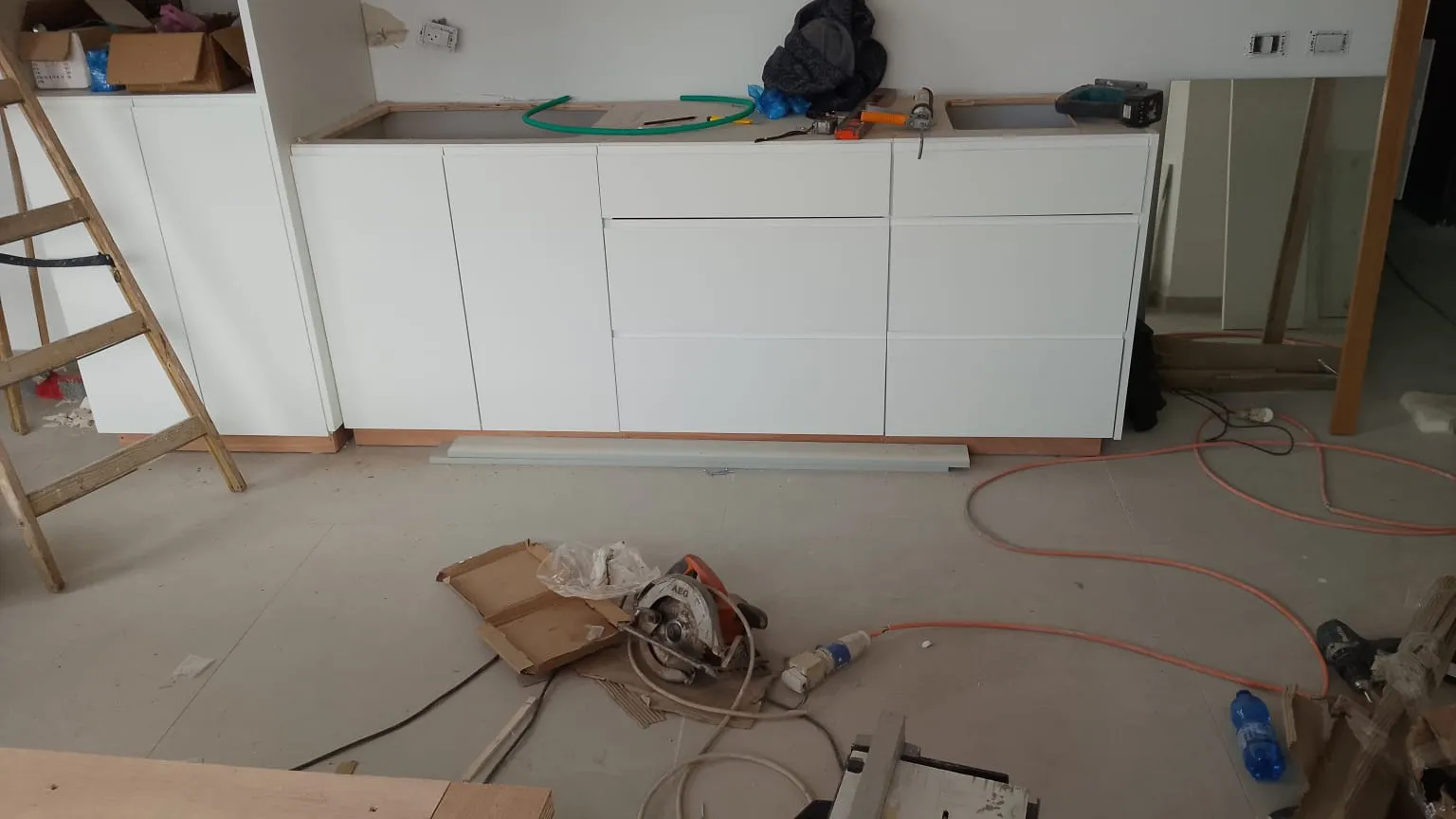 מטבח לבן עם ארון עליון בגוון עץ — מטבחים (3)