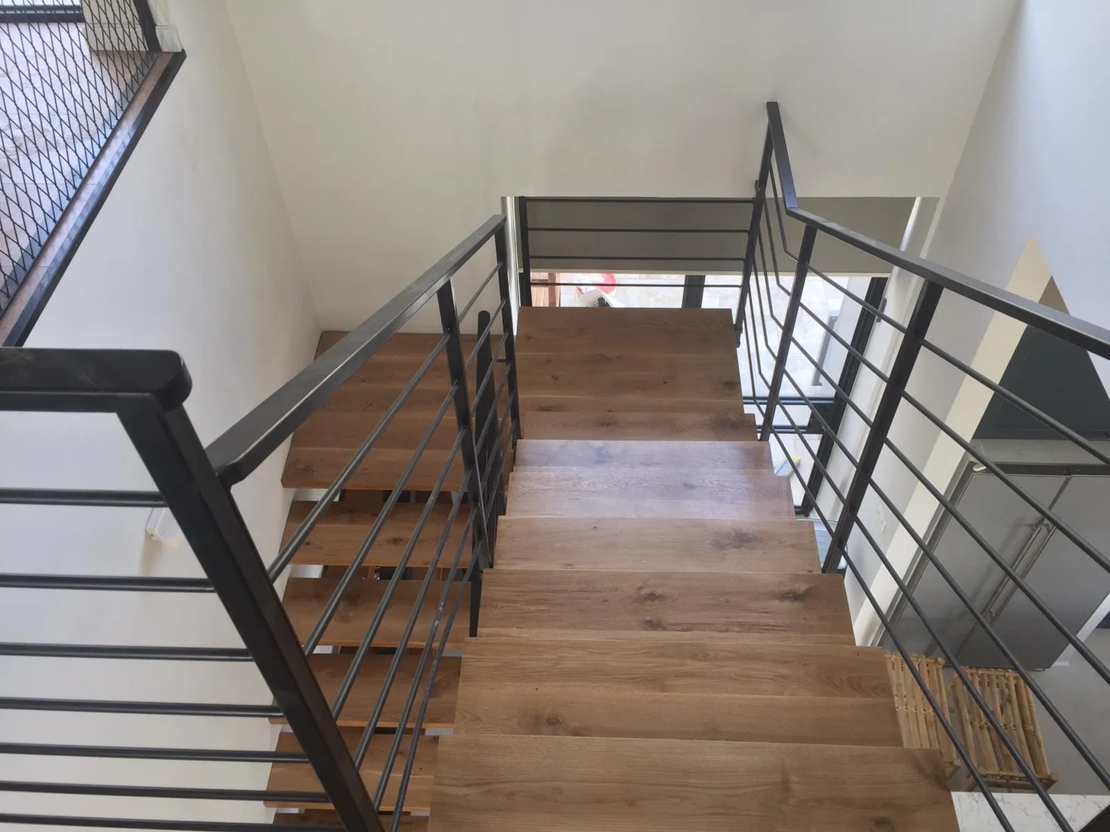 מדרגות אלון ומעקות שחורים — מדרגות (2)